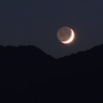 弥彦山と月の写真